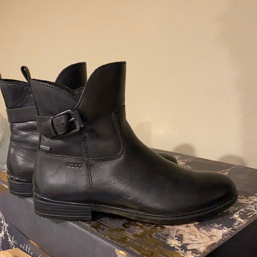 Ecco boots size 8 black